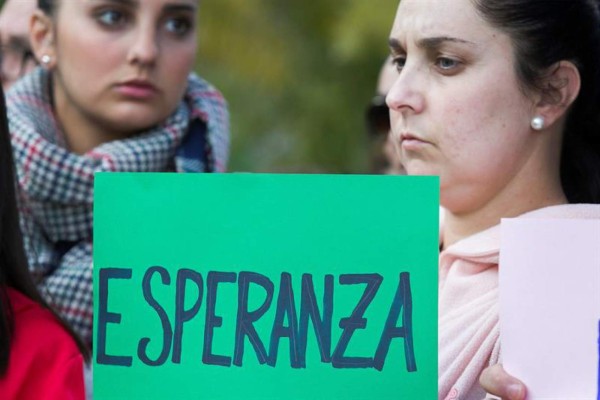 Un guardia civil señala el orificio de apenas 30 centímetros de ancho del pozo de más de 100 metros de profundidad por el que cayó un niño de dos años en una finca privada de la localidad malagueña de Totalán. EFE