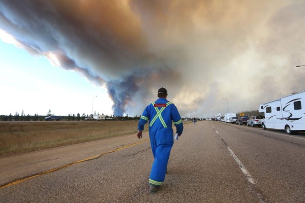 Sigue fuera de control incendio en Fort McMurray, Canadá