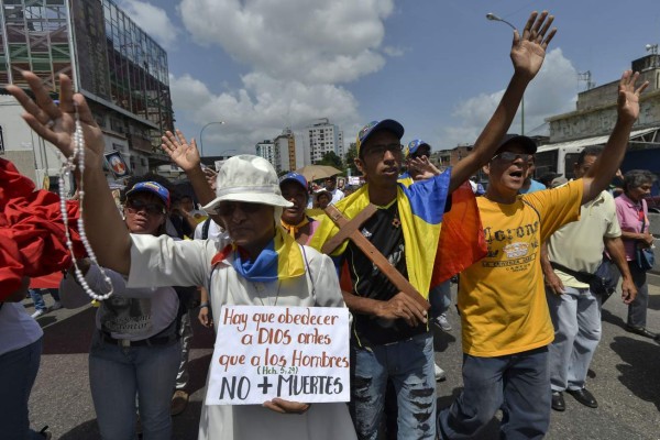 Oposición venezolana sale a la calle a defender libertad de expresión