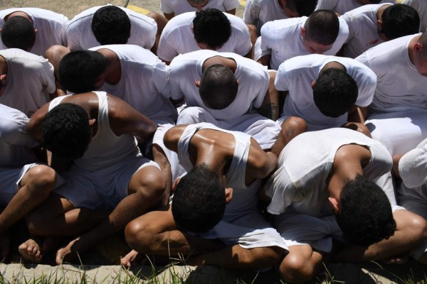Trasladan a pandilleros a cárcel de máxima seguridad en El Salvador