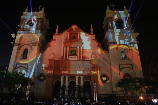 Impresionante videomapping en catedral de San Pedro Sula