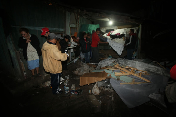 Madre y sus dos hijos mueren tras caer carro en su casa en Tegucigalpa