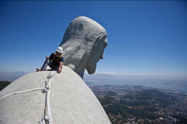 Comienzan a reparar el Cristo Redentor alcanzado por rayos