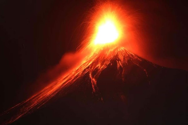 Evacúan 300 personas y suspenden las clases por erupción del volcán de Fuego en Guatemala