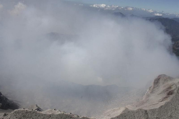 Salida de gases tras erupción volcánica preocupa a autoridades salvadoreñas
