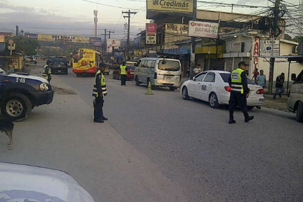 Policía retira polarizados en rapiditos del norte de Honduras