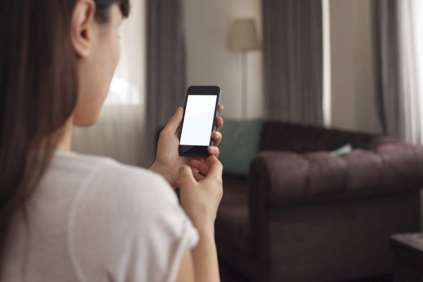 ¿La luz de los smartphones pueden causarle ceguera en un ojos?