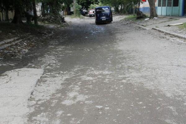 Llevan 20 años de espera para que les pavimenten calles en la Montefresco