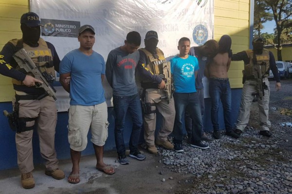 Capturan a cinco hombres acusados de varios delitos en La Ceiba