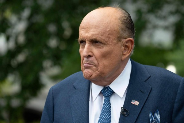 Hospitalizan a Giuliani, el abogado de Trump que busca revertir resultados de la elección