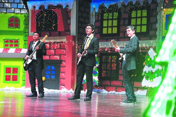 Estudiantes de secundaria imitando “The Beatles”.