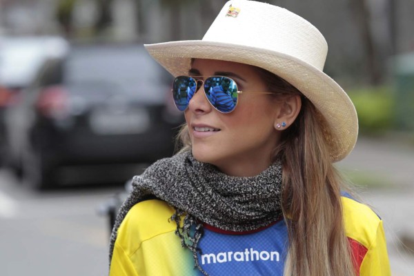 Con réplica de Copa del Mundo, hinchas de Ecuador custodian a su Tri