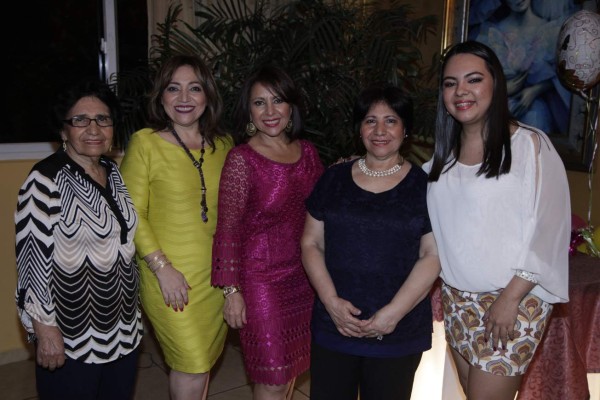 Obsequios y alegría para la cumpleañera