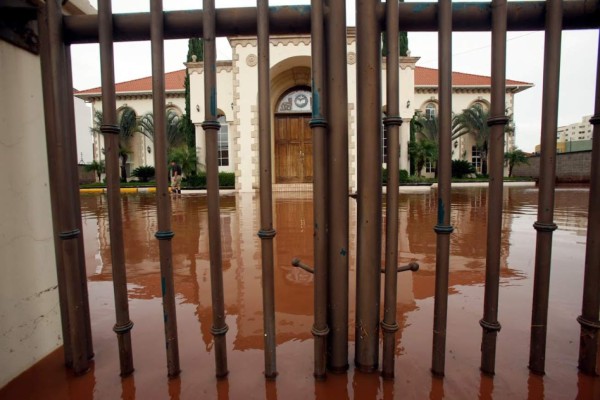 Desastre y tensión por lluvias en lujosa residencial de Tegucigalpa
