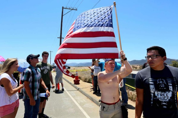 'Los indocumentados traen enfermedades a EUA': Antiinmigrantes en Murrieta