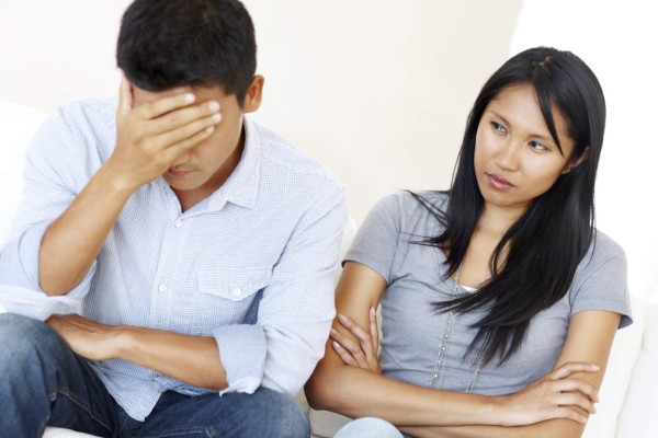 Una ex acosa a su novio y él parece disfrutarlo