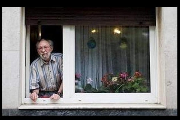 Anciano fumador es obligado a abandonar apartamento por su vicio