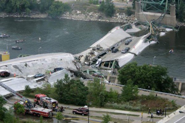 Cae puente sobre río Mississippi en Minneapolis