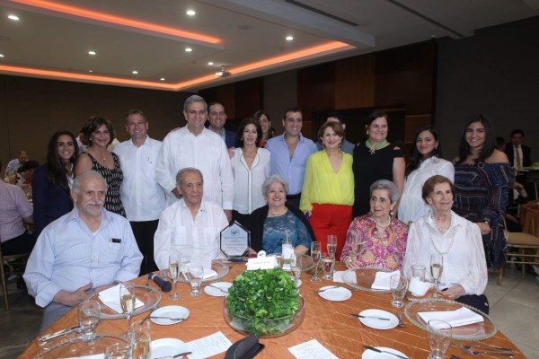 Don Napoleón Larach compartió el galardo con su familia.