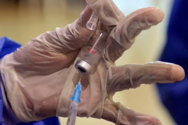 Desmantelan red internacional que vendía certificados y vacunas falsas por internet