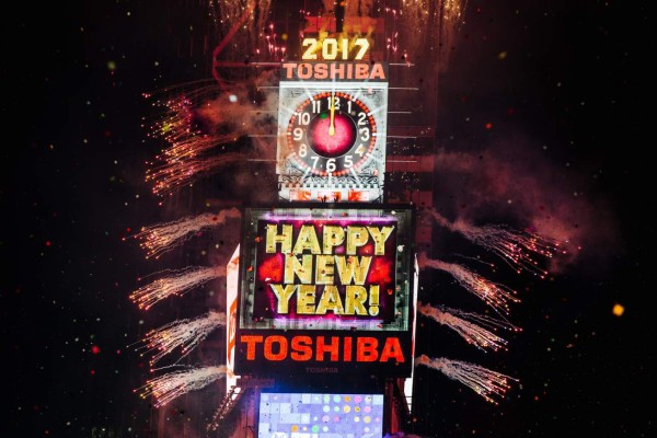 La icónica bola de cristal de Times Square da la bienvenida al 2017