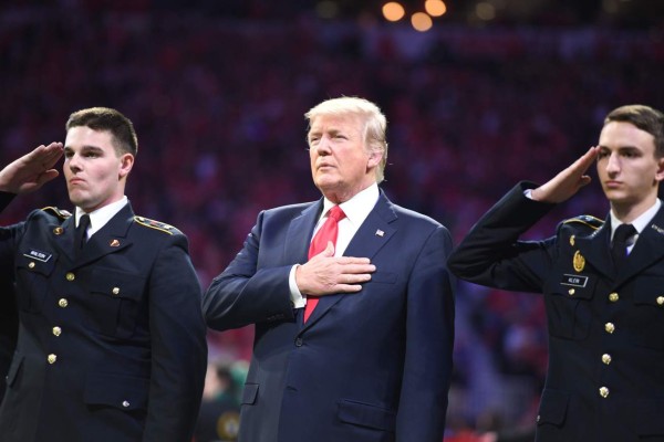 Trump olvida letra del himno de EUA y aviva polémica de enfermedad  