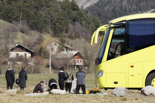 Mujer se hace pasar por prima de víctima del vuelo 9525 para viajar a Francia