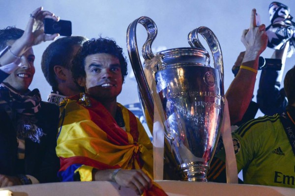 Real Madrid ofrece la Décima a los miles de aficionados en Cibeles