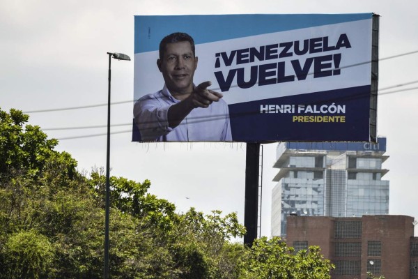 A billboard with electoral advertising of Venezuelan opposition presidential candidate Henri Falcon is seen in Caracas on May 11, 2018. Venezuelan citizens will face presidential elections on May 20 amid a severe socio-economic crisis, with hyperinflation - estimated at 13,800% by the IMF for 2018 - and shortages of food, medicines and other basic products. / AFP PHOTO / Luis ROBAYO