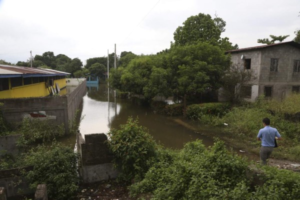 Salen a pedir dinero a carretera de La Lima