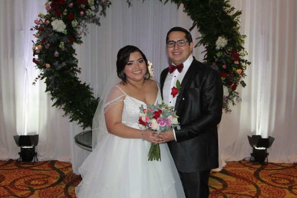 Felicidad por los recién casados Carlos y Kimberly