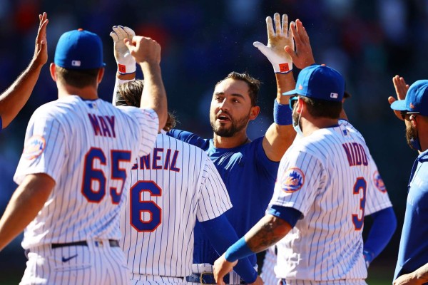 Los Mets vencen a los Marlins ante más de 8,000 aficionados en el Citi Field