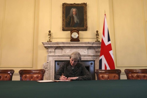 Theresa May firma la carta que iniciará oficialmente el Brexit