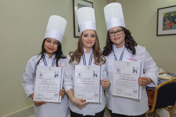 Escuela gradúa nuevos profesionales de la gastronomía