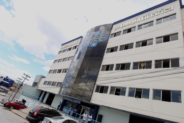 Presidente del BCH: 'Es fácil decir 'despidan a los paracaidistas', pero no es suficiente'