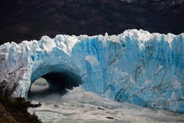 Espectacular ruptura de un arco de hielo en glaciar de Argentina
