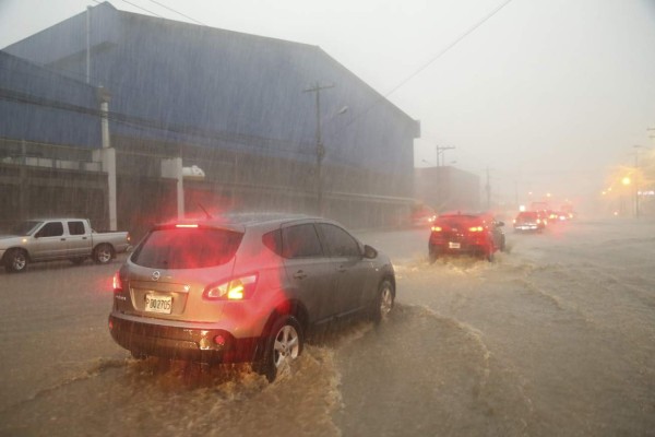 Caos, destrozos y más de 100 vehículos varados deja aguacero en San Pedro