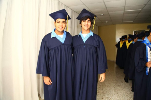 Alumnos de la Escuela Internacional Sampedrana se gradúan