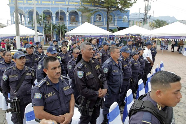 Ascienden a policías de Atlántida a rangos de jefatura y comandancias
