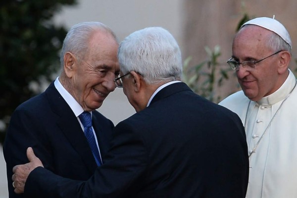 Papa insta ante Abás y Peres a 'derribar los muros de enemistad'