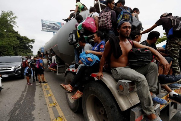 Donald Trump amenaza con militarizar la frontera por paso de caravana