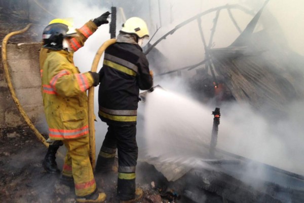 Tres familias se quedan sin casa por incendio en Tegucigalpa
