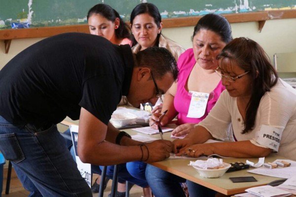 La UE detecta falta de material en algunas mesas electorales de Honduras