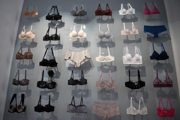 MIA08. ACOMPAÑA CRÓNICA: LENCERÍA EXPOSICIÓN- MIAMI BEACH, FL, (EE.UU.), 30/11/2016.- Imagen de una parte de la exposición 'Lencería francesa', de la comisaria Catherine Ormen (no en foto), hoy, miércoles 30 de noviembre de 2016, en un hotel de Miami Beach, estado de Florida (EE.UU.). Más allá de definir de manera sensual la silueta femenina con transparencias y encajes, la lencería ha reflejado en el último siglo y medio los avances sociales de la mujer, ahora mucho más independiente y segura de sí misma. La exposición 'Lencería francesa', que muestra desde hoy un centenar de piezas de ropa interior en Miami Beach, evidencia que una vez liberada, literalmente, de los corsés que la constreñían hasta el siglo XX, la mujer utiliza ahora la ropa interior como objetivo en sí mismo. EFE/Giorgio Viera.