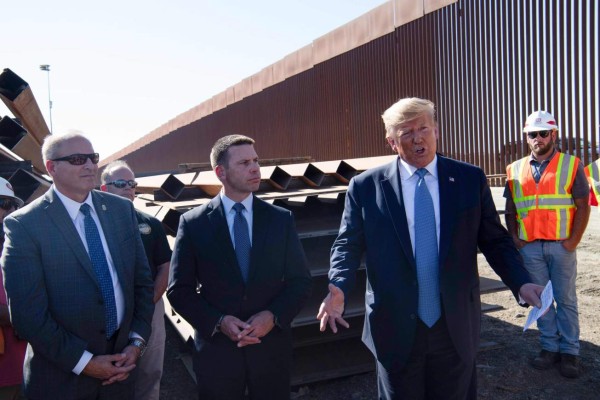 US President Donald Trump (2ndR) speaks to the media during a visit the US-Mexico border fence in Otay Mesa, California on September 18, 2019. (Photo by Nicholas KAMM / AFP)