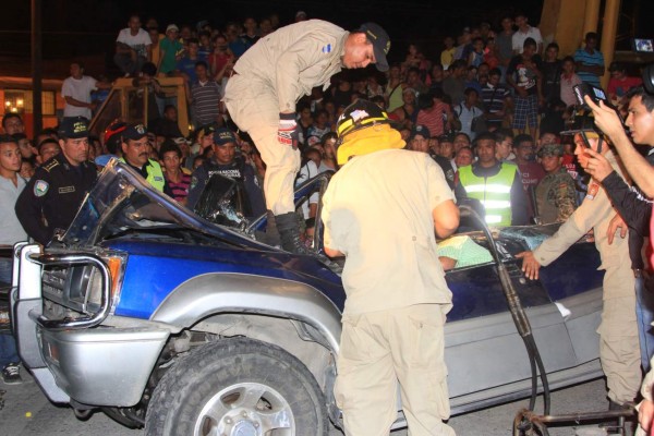 Conductor de pick up muere tras caerle contenedor