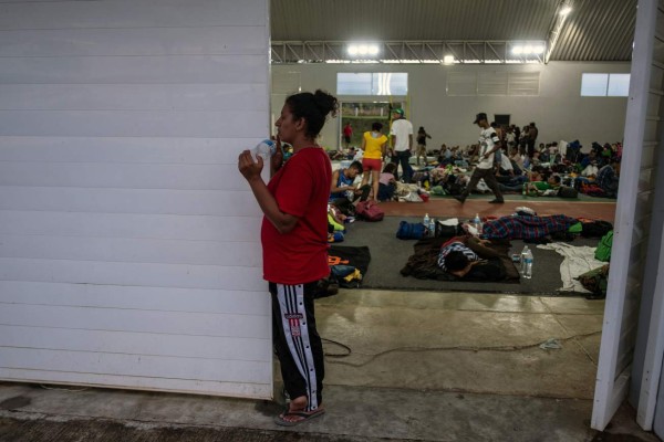 Migrants -mostly Hondurans- taking part in a caravan heading to the US, rest at a municipal sports facility, serving as a temporary shelter, in Acayucan, Veracruz state, Mexico, on November 02, 2018. - President Donald Trump on Thursday warned that soldiers deployed to the Mexican border could shoot Central American migrants who throw stones at them while attempting to cross illegally. (Photo by Guillermo Arias / AFP)