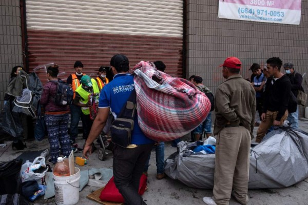 Unos 300 migrantes de la caravana se instalan en nuevo albergue en Tijuana