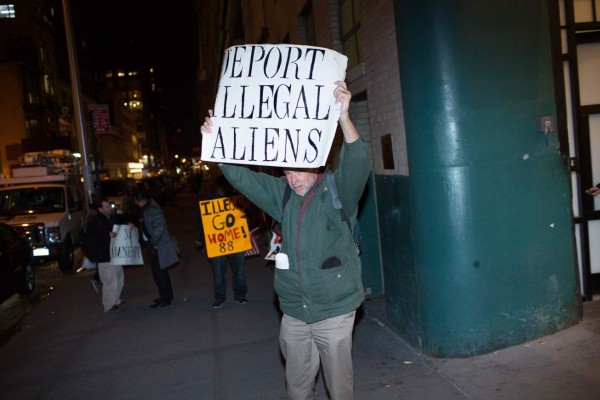 Antimigrantes rechazan medida migratoria: ¡Deporten a Obama!