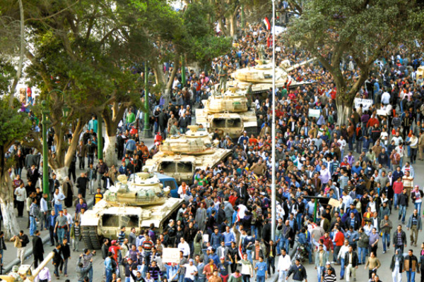 Cambios de Mubarak no silencian a los egipcios